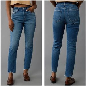 NWT American Eagle Stridgid Mom Jeans, Medium Blue Wash, Raw Hem, Size 16 Long.
